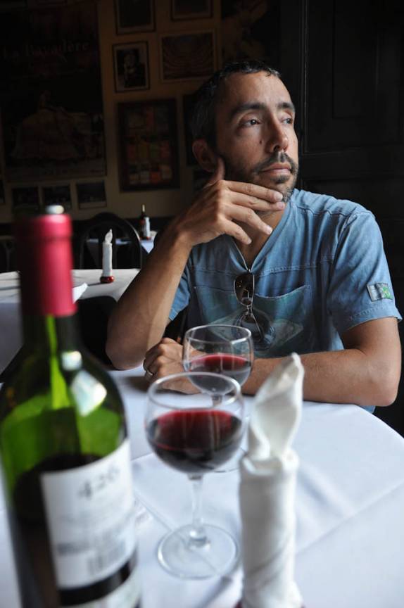 Garrafa de vinho na última tarde do ano em charmoso restaurante no centro de Antigua, na Guatemala